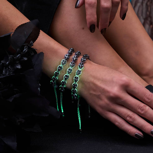 L'heure des sorcières | Gunmetal Skulls x Violet GloWeave | Bracelet en macramé